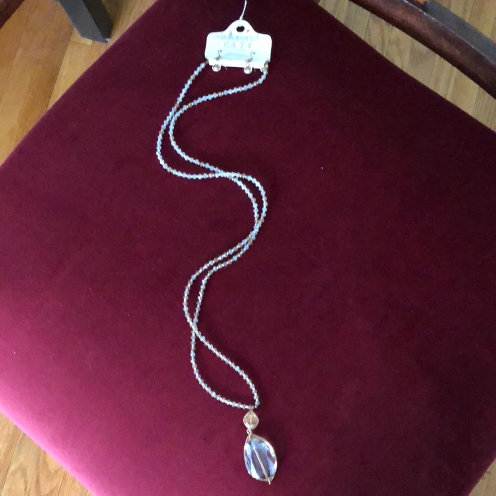 New! Gorgeous necklace and earrings!